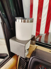 Carica l'immagine nel visualizzatore di Gallery, White travel mug in steel cup holder that is mounted in Jeep TJ.  American flag in the background