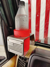 Cargar imagen en el visor de la galería, Metal cup holder with American flag installed in Jeep Wrangler TJ
