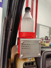 Cargar imagen en el visor de la galería, Metal cup holder with American flag installed in Jeep Wrangler TJ