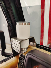Cargar imagen en el visor de la galería, White drink cup in metal cup holder that has a Puerto Rican flag design mounted in TJ Jeep
