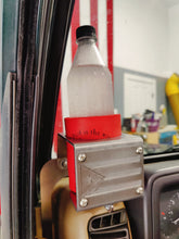 Cargar imagen en el visor de la galería, Plastic bottle with red coozie in metal cup holder that has a Puerto Rican flag design mounted in TJ Jeep Wrangler