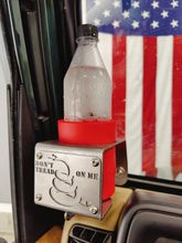 Carica l'immagine nel visualizzatore di Gallery, A plastic bottle in a red cooze inside a metal cup holder with a 'DON'T TREAD ON ME' text design, mounted on a Jeep TJ dash