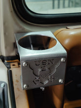 Cargar imagen en el visor de la galería, Portavasos USN de la Marina de los Estados Unidos para Jeep Wrangler YJ