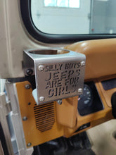 Cargar imagen en el visor de la galería, Portavasos &quot;Silly Boys Jeeps are For Girls&quot; para Jeep Wrangler YJ
