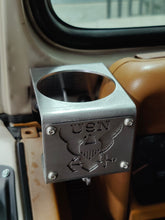 Cargar imagen en el visor de la galería, Portavasos USN de la Marina de los Estados Unidos para Jeep Wrangler YJ
